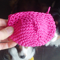 ピンクの糸でこま編み